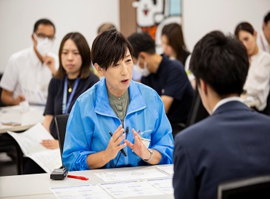 お客様と対面で相談に乗る様子